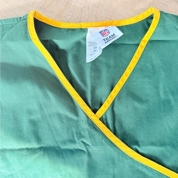 Green Bay Packers official NFL brand Scrub Top with Yellow Trim and Team Patch - Picture 6 of 6